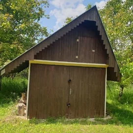 Betónová garáž so strechou